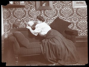 Marie Dressler thuis met hond en papegaai, 1905
